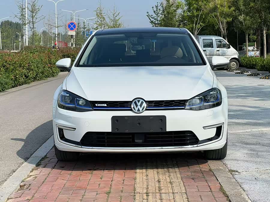 Volkswagen Golf Pure Electric 2020 car image #3