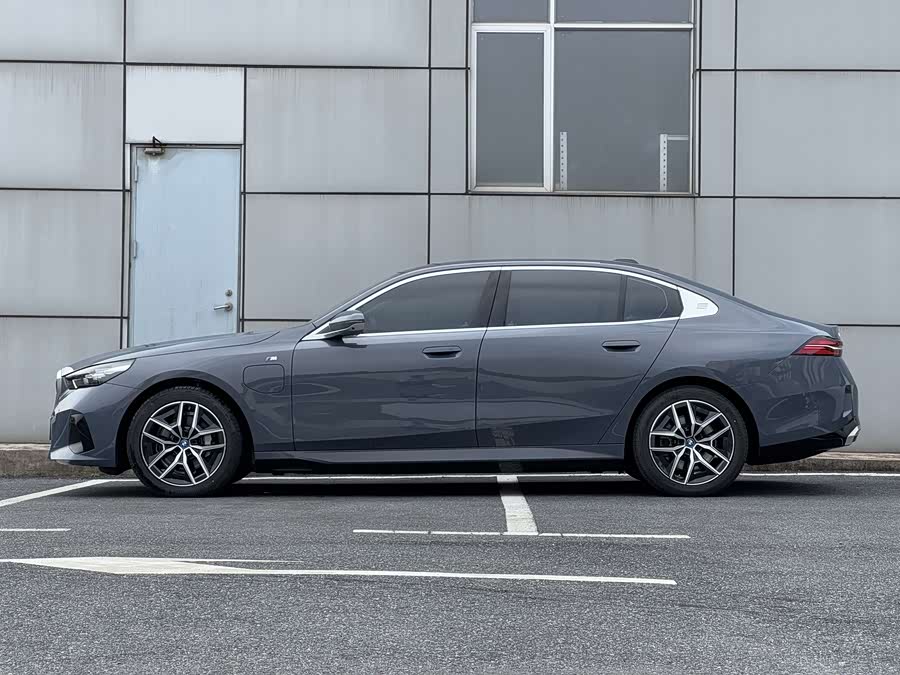 BMW i5 2024 immagine di auto #3