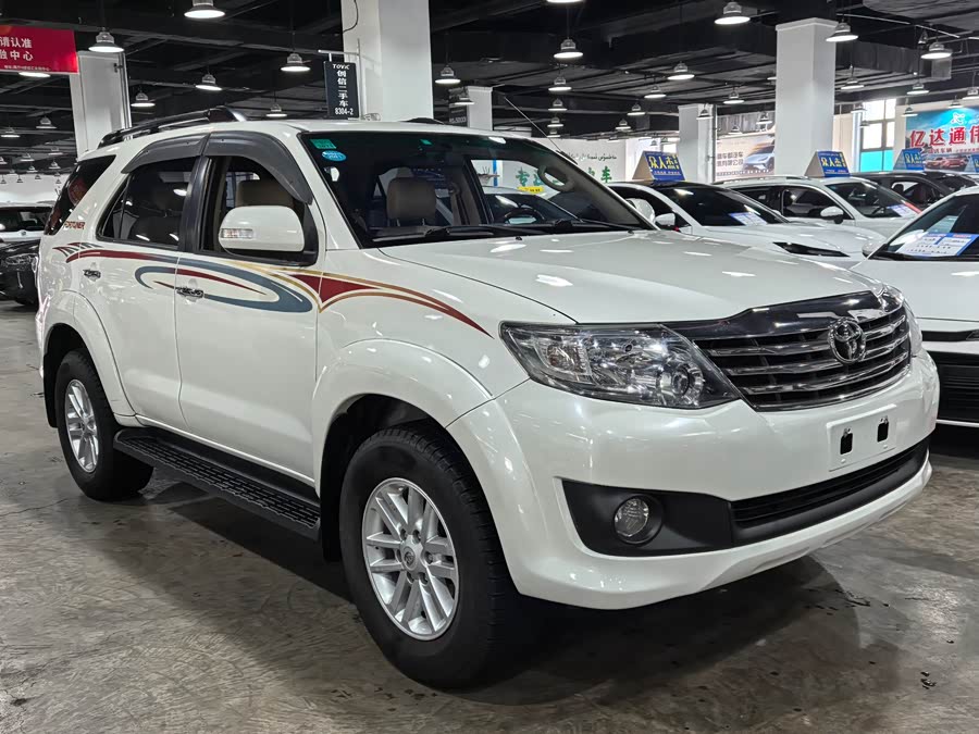 Toyota Fortuner 2015 immagine di auto #3