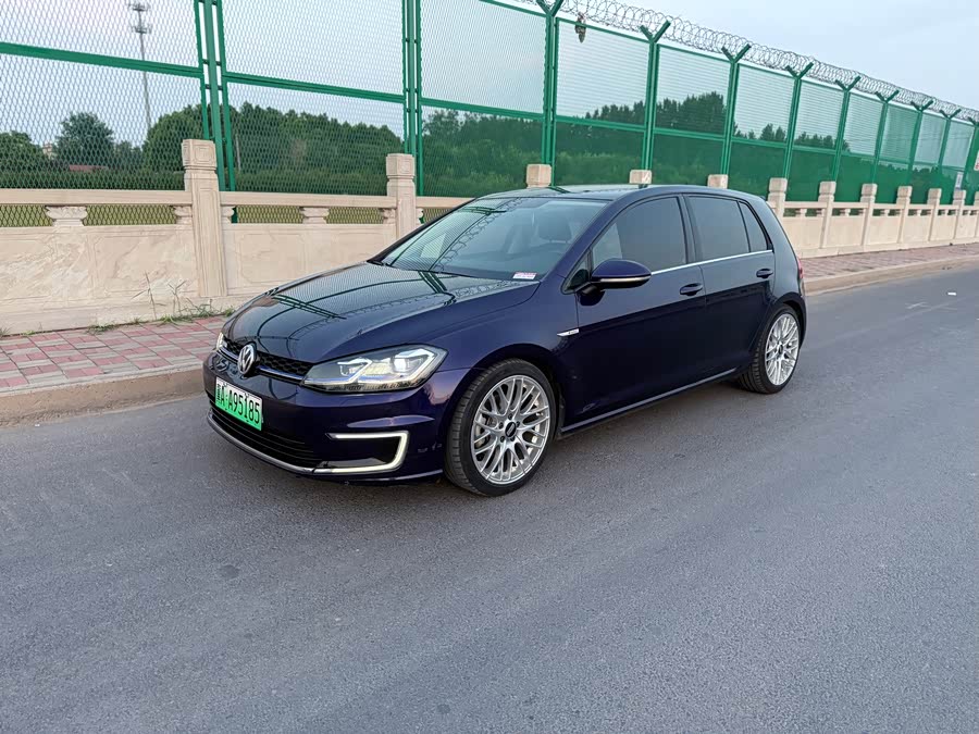 Volkswagen Golf Pure Electric 2020 car image #3