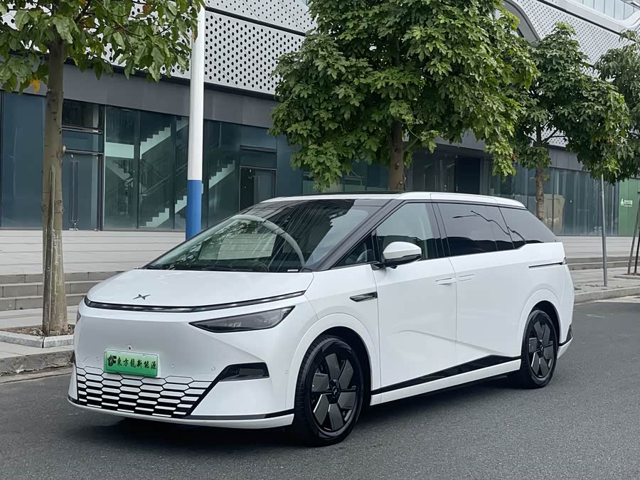 Xpeng X9 2024 صورة سيارة #3