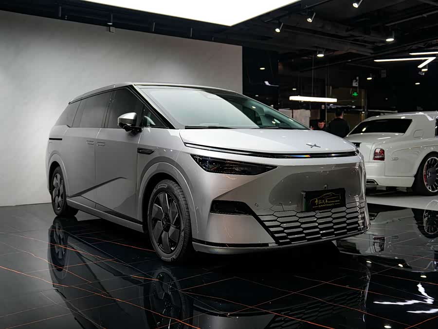 Xpeng X9 2025 صورة سيارة #3