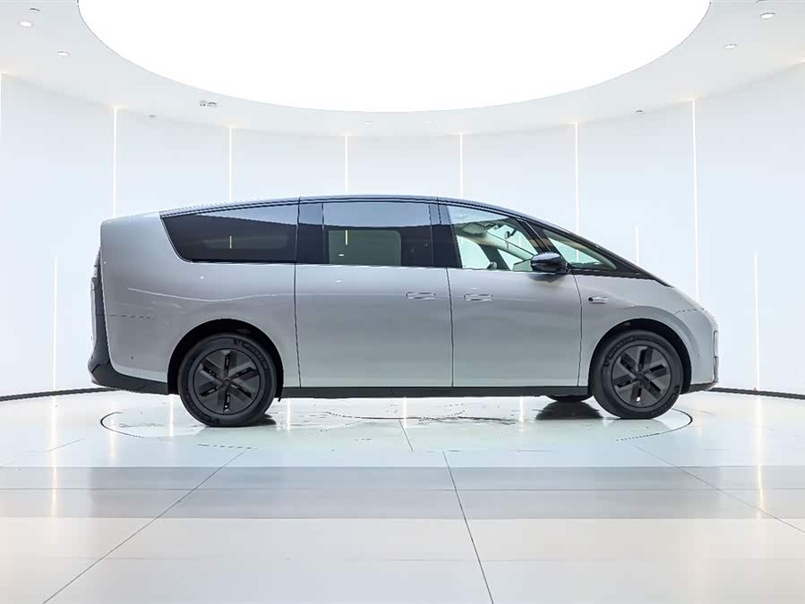 理想汽车 理想MEGA 2024 汽车图片 #3