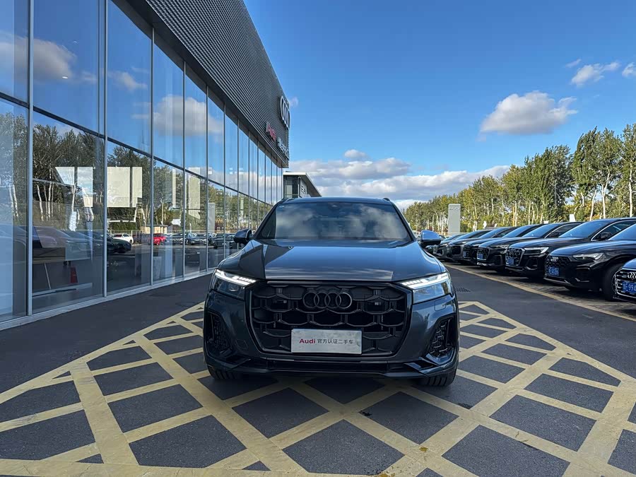 Audi SQ7 2024 car image #3