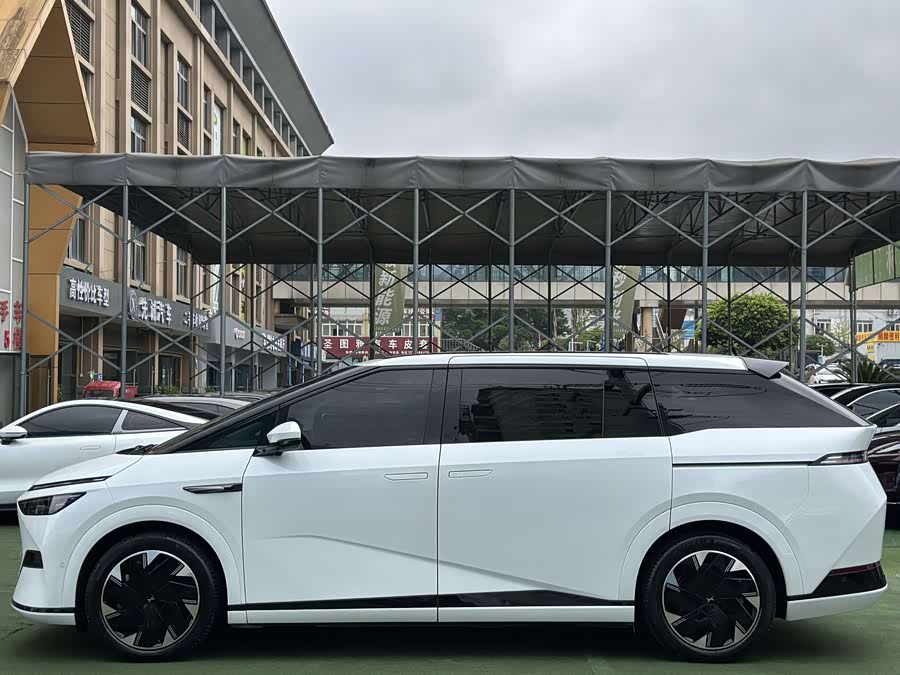 Xpeng X9 2024 immagine di auto #3