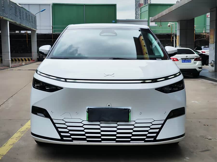 Xpeng X9 2024 صورة سيارة #3