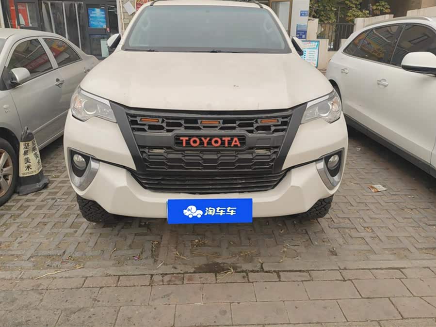 Toyota Fortuner 2018 immagine di auto #3