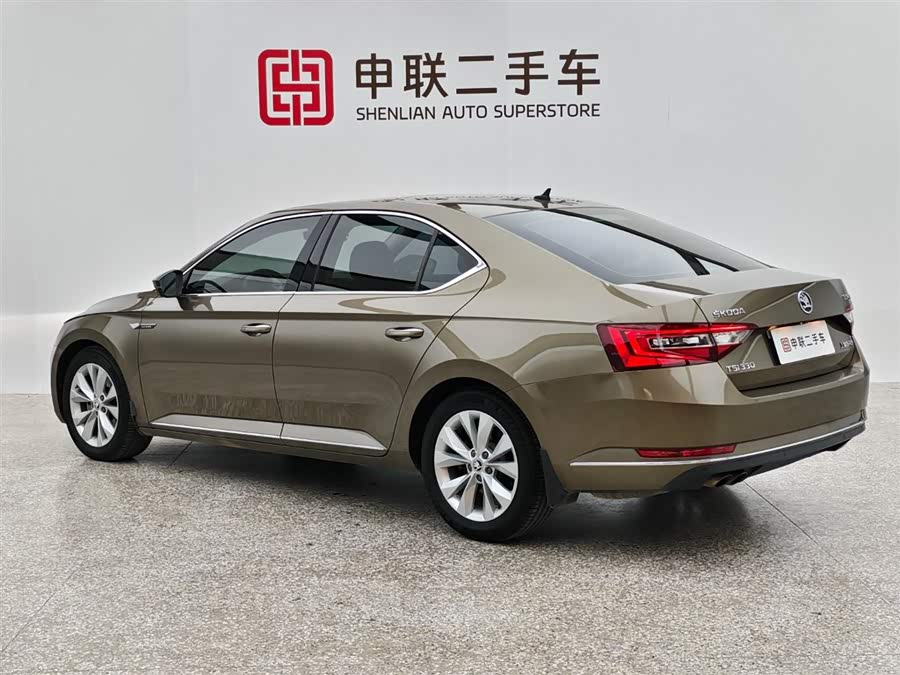 Skoda Superb 2018 car image #3