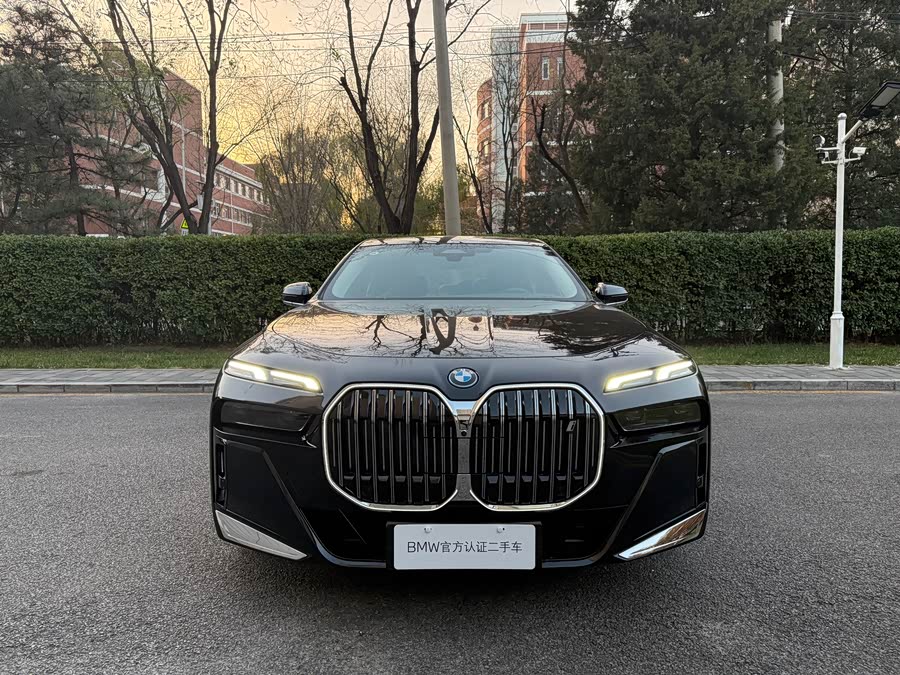 BMW i7 2024 car image #3