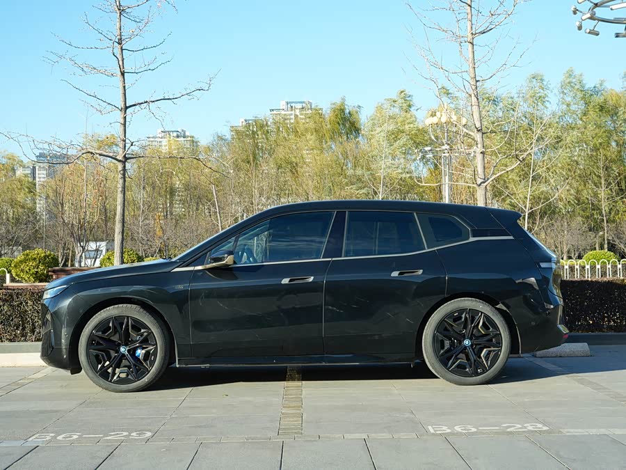 BMW iX M60 2024 car image #3