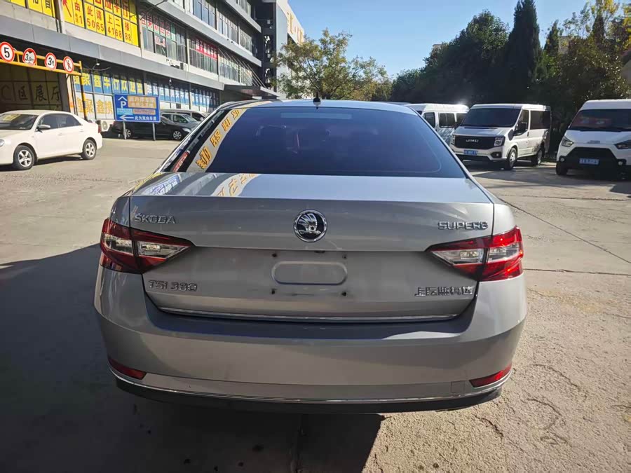 Skoda Superb 2017 car image #3