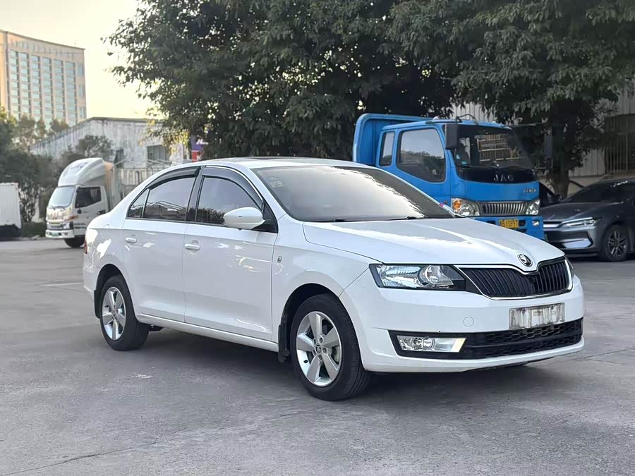Skoda Rapid 2017 car image #3