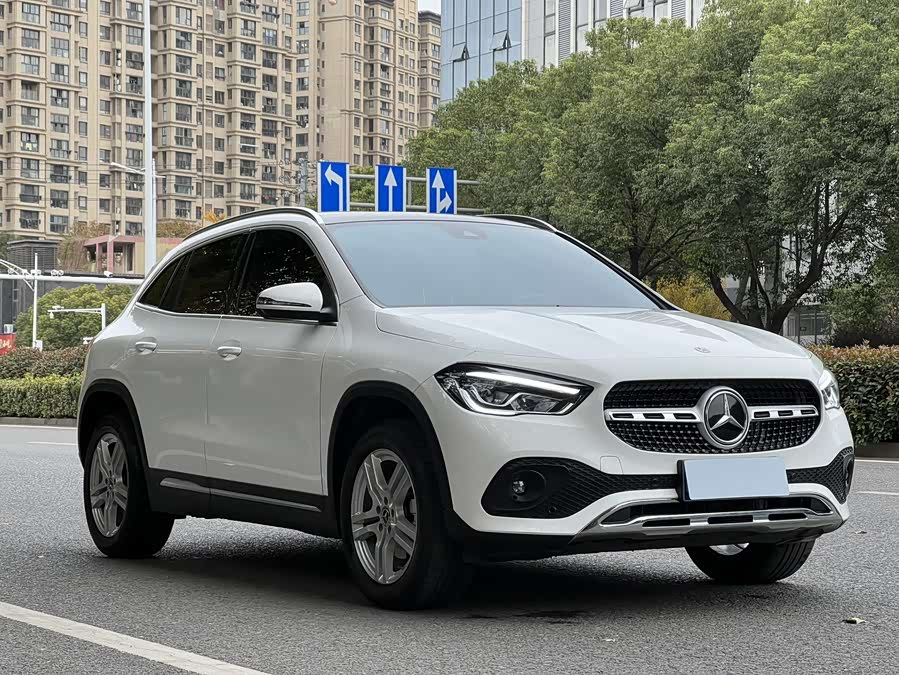 Mercedes-Benz GLA Class 2023 car image #3