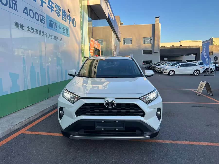 Toyota RAV4 2021 صورة سيارة #3