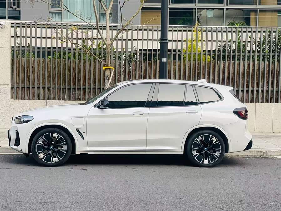 BMW iX3 2023 car image #3