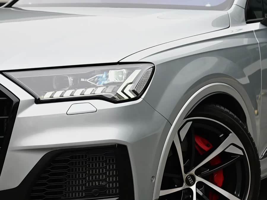 Audi SQ7 2024 car image #3