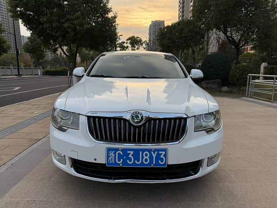 Skoda Superb 2010 car image #3