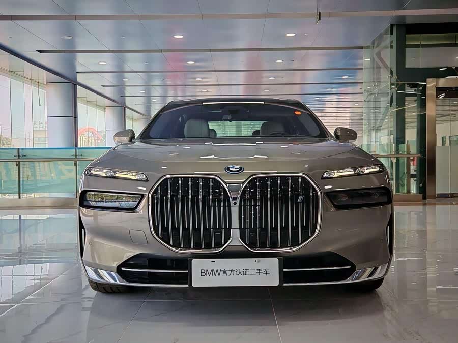 BMW i7 2022 car image #3