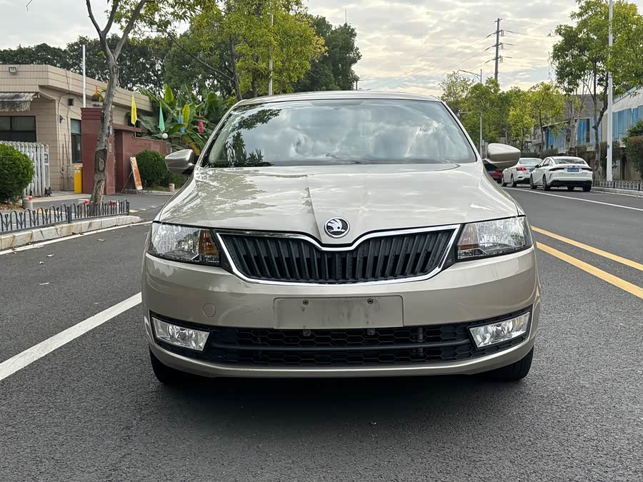 Skoda Rapid 2014 car image #3