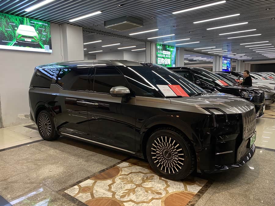 极氪 极氪009 2024 汽车图片 #3