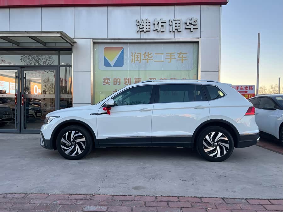 Volkswagen Tiguan L 2023 #3 Volkswagen Tiguan L 2023 car image #3
