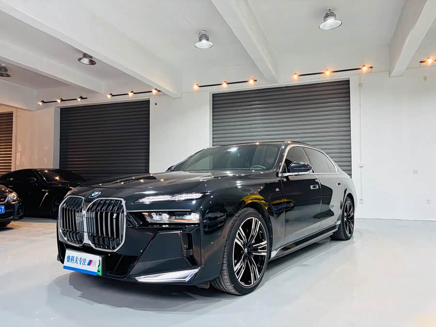 BMW i7 2023 car image #3