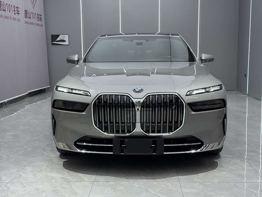 BMW i7 2023 изображение автомобиля #3