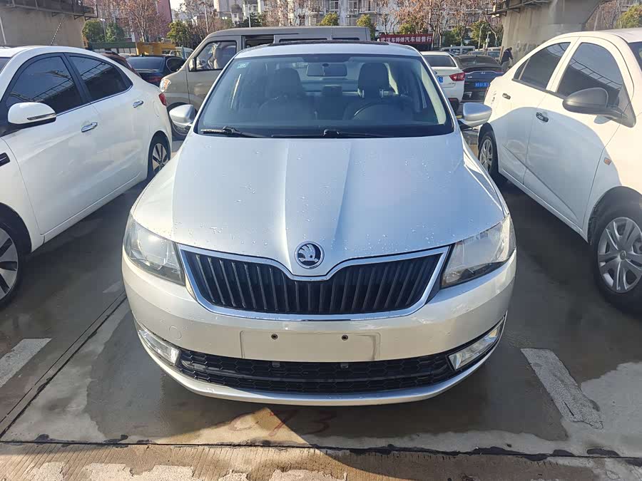 Skoda Rapid 2015 car image #3