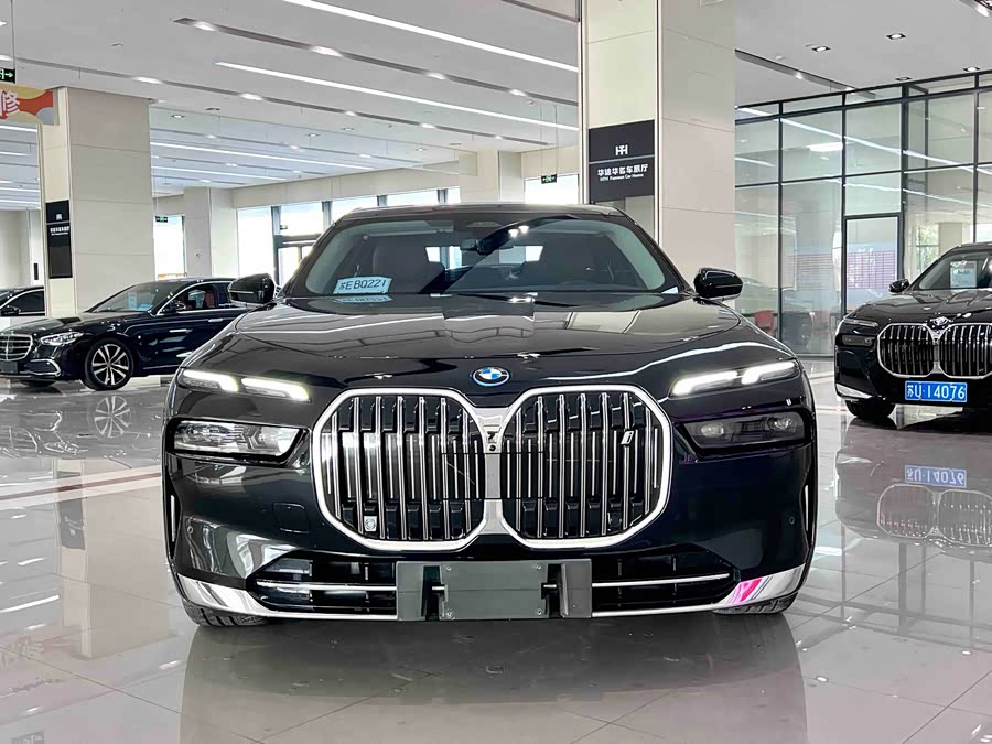 BMW i7 2024 car image #3