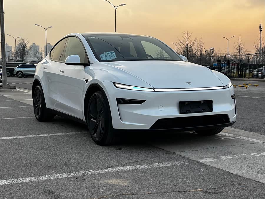 Tesla Model Y 2025 #3 Tesla Model Y 2025 car image #3