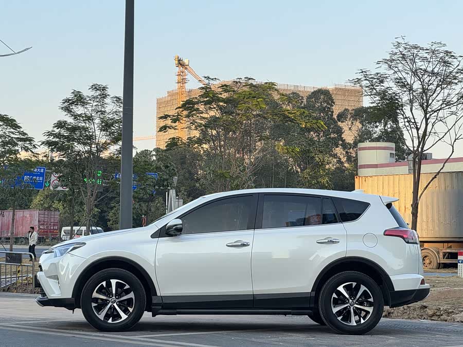 Toyota RAV4 2017 car image #3
