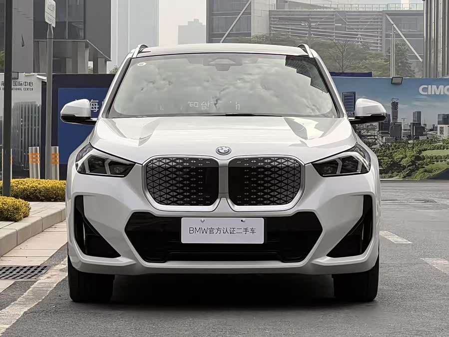 BMW iX1 2025 car image #3