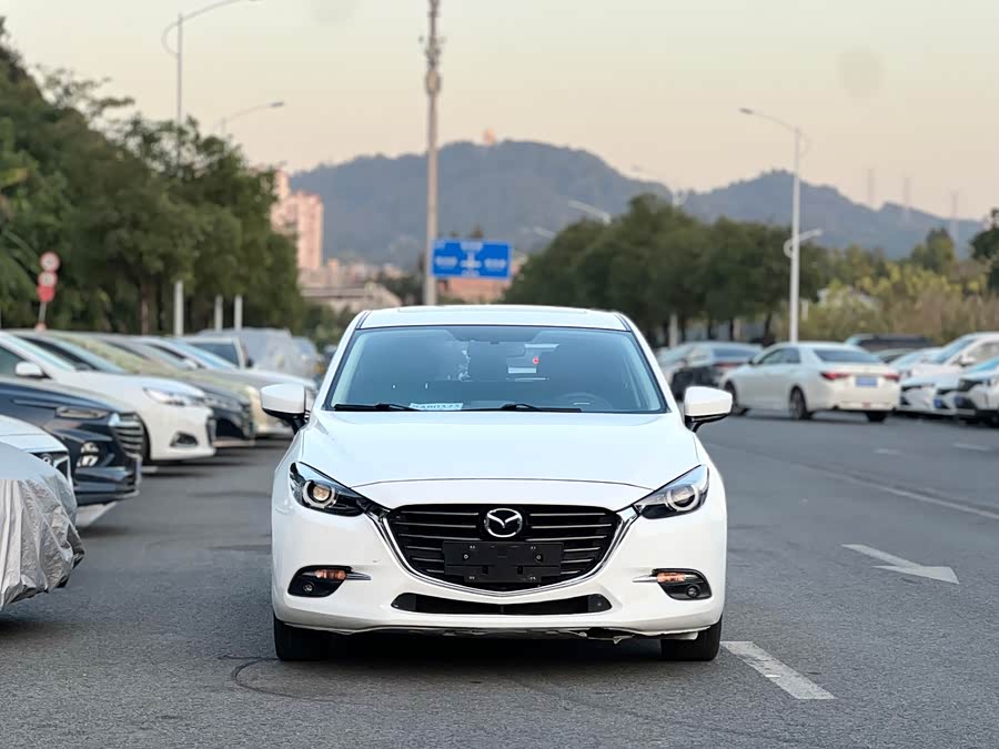 Mazda 3 Axela 2017 car image #3