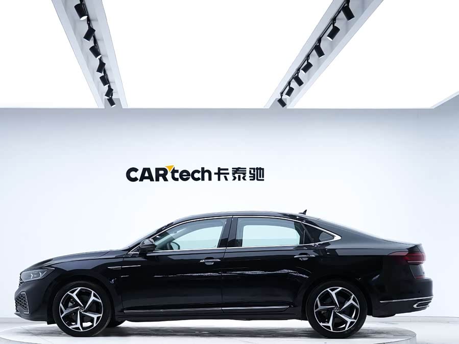 Volkswagen Passat 2023 immagine di auto #3