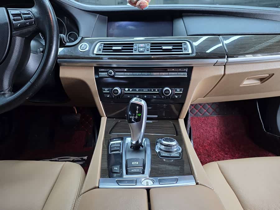 BMW 7 Series 2011 car image #3