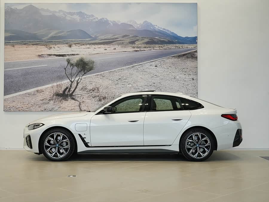 BMW i4 2023 car image #3