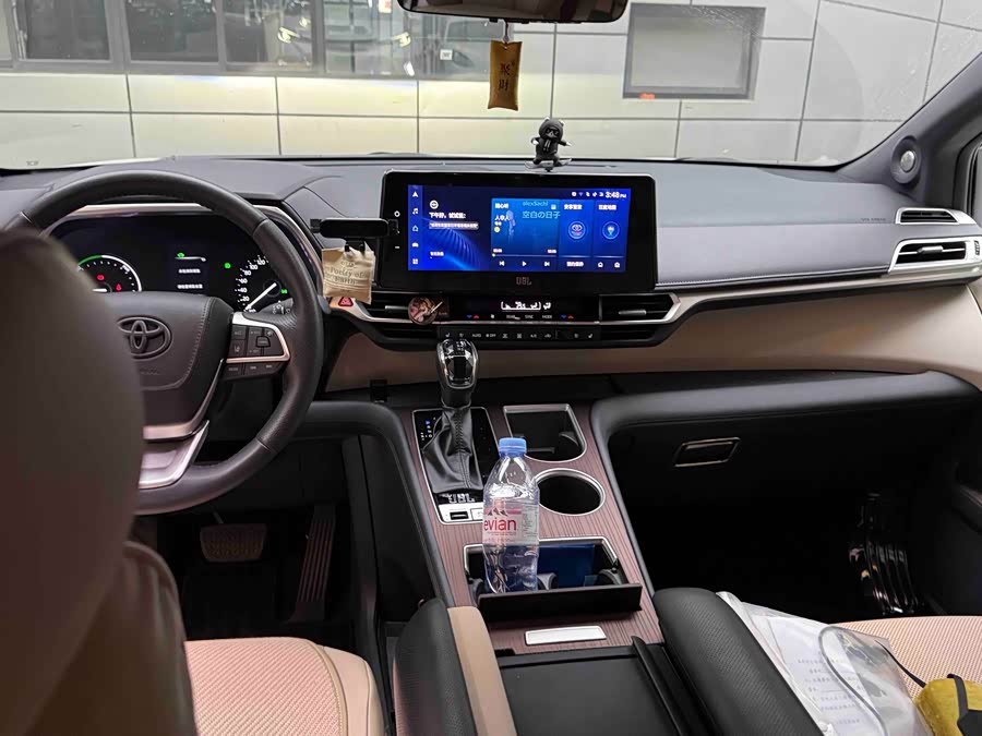 Toyota Granvia 2024 immagine di auto #3