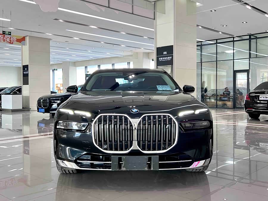 BMW i7 2023 car image #3