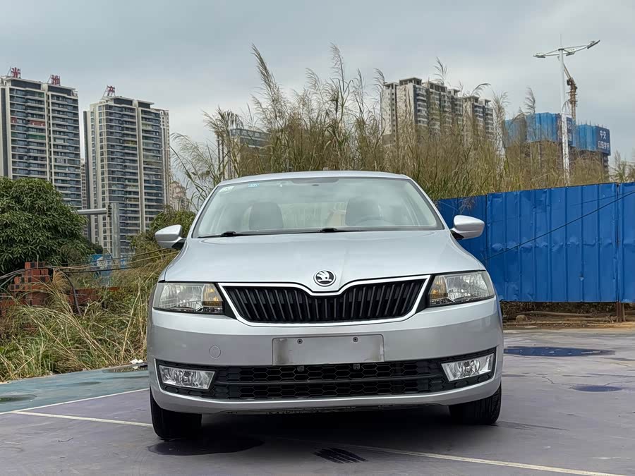 Skoda Rapid 2015 car image #3