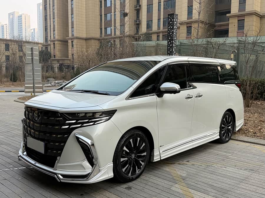 Toyota Alphard 2024 car image #3