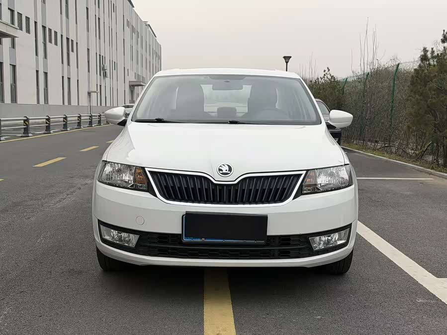 Skoda Rapid 2015 car image #3