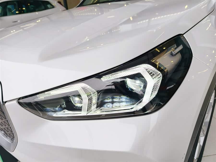 BMW iX1 2025 صورة سيارة #3