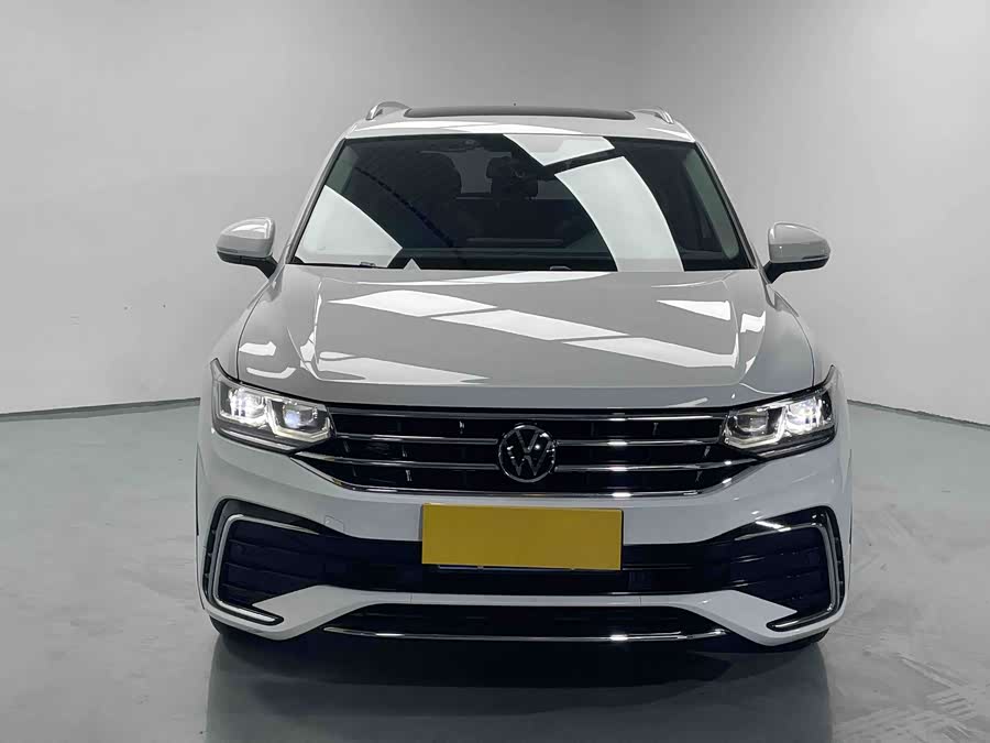 Volkswagen Tiguan L 2024 immagine di auto #3