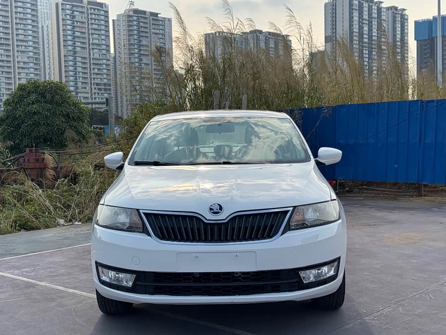 Skoda Rapid 2015 car image #3