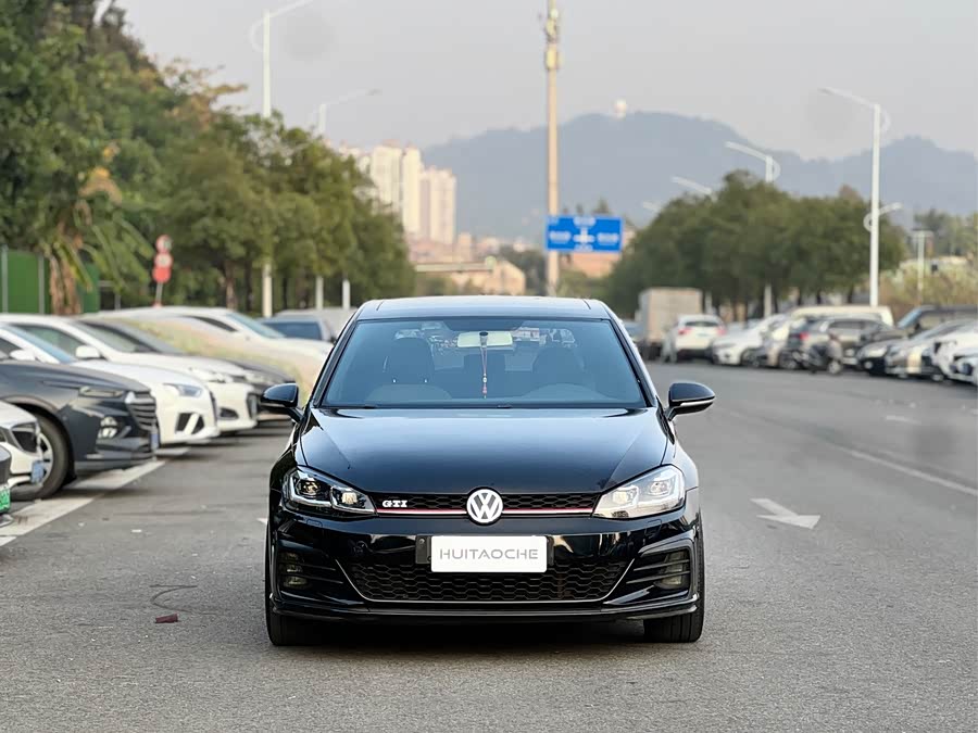 Volkswagen Golf 2019 car image #3