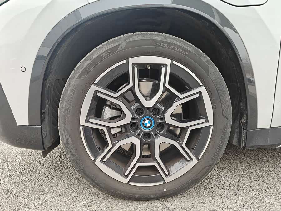 BMW iX1 2025 car image #3