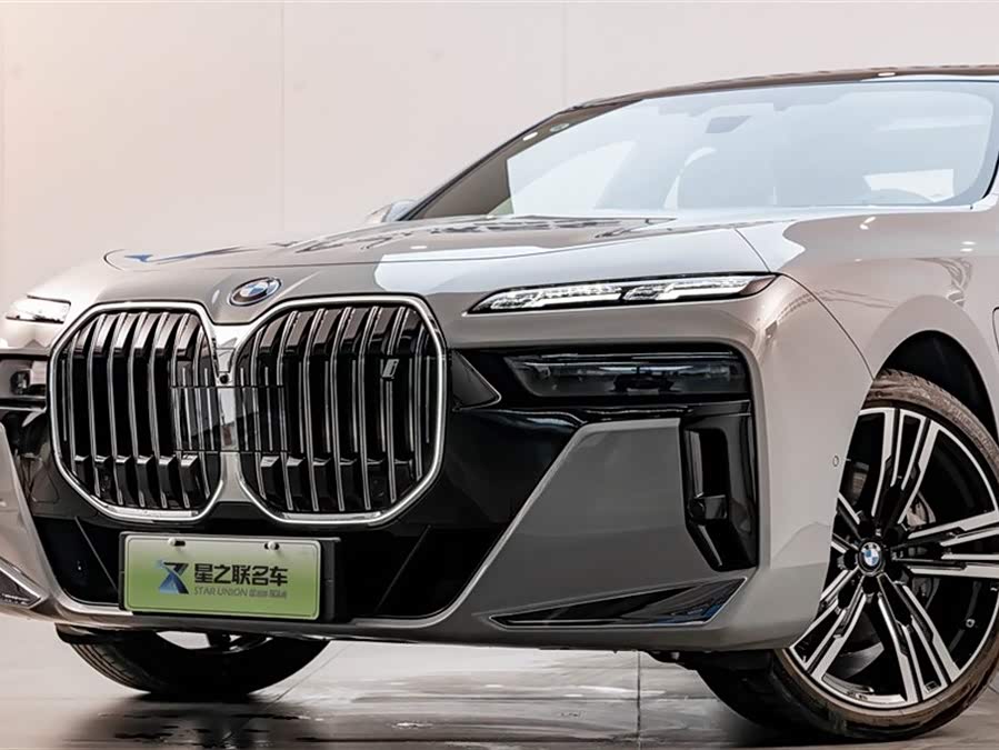 BMW i7 2025 car image #3