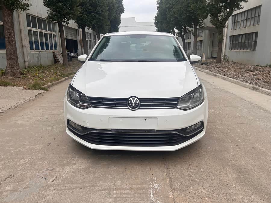 Volkswagen Polo 2015 car image #3