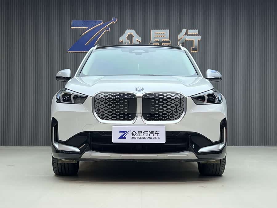 BMW iX1 2024 car image #3