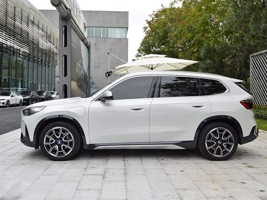 BMW iX1 2024 car image #3